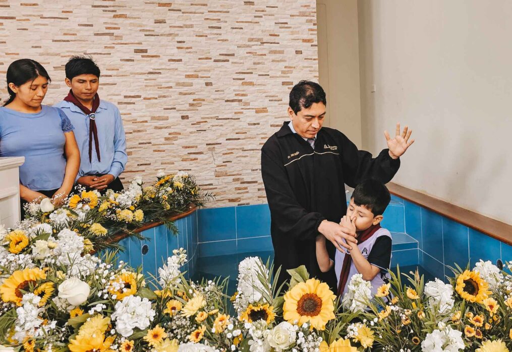 Oraciones ayudan a niño a recuperar el habla y volver a caminar