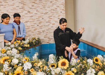 Oraciones ayudan a niño a recuperar el habla y volver a caminar