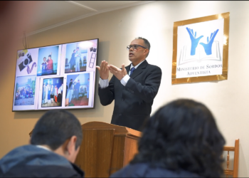 Culto inédito en lengua de señas traducido a voz